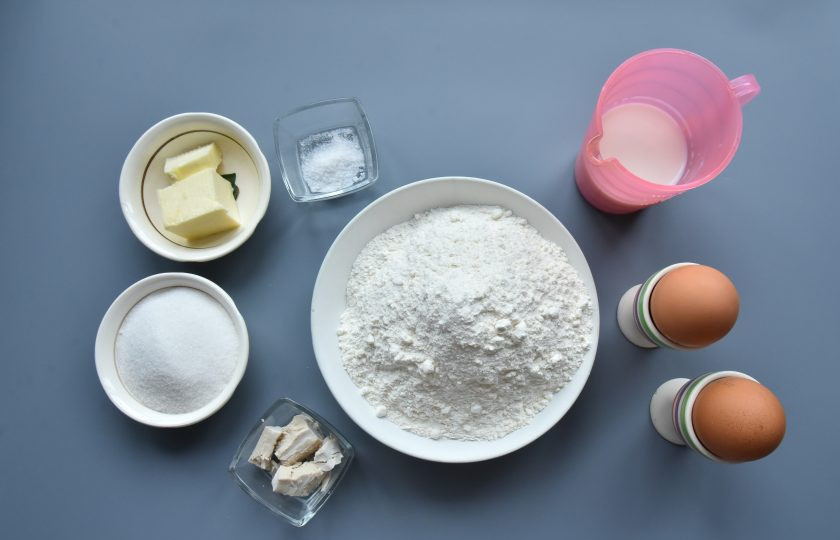 1. Этап. Краффин с маком: Подготовьте ингредиенты для приготовления теста для краффина с маковой начинкой. Если используете сухие дрожжи, уменьшите норму в три раза, т.е. используйте 7 граммов. Сливочное масло (40 граммов) растопите и остудите. Оставшиеся 60 граммов оставьте при комнатной температуре, что бы масло стало мягким. Молоко подогрейте в микроволновой печи в течение 30 секунд. Муку обязательно просейте для насыщения ее воздухом.