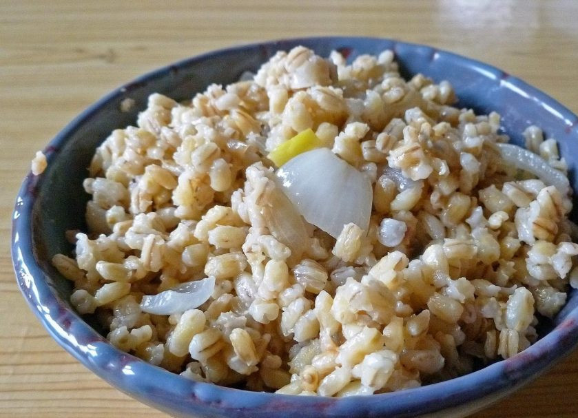 1. Этап. Перловка классическая: 7. Перед подачей можно добавить кусочек сливочного масла. Такая перловка классическая подойдет не только как самостоятельное блюдо, но и как великолепный гарнир к мясу.