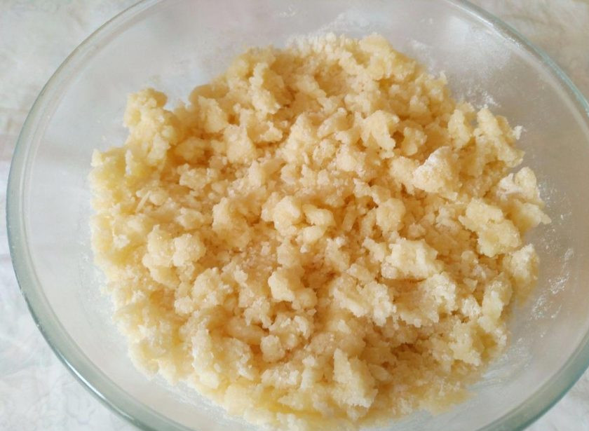 1. Этап. Сдобные булочки, прослоенные штрейзельной крошкой: Добавьте в получившуюся сухую смесь холодное сливочное масло, нарезанное кубиками и разотрите ингредиенты до получения крошки.