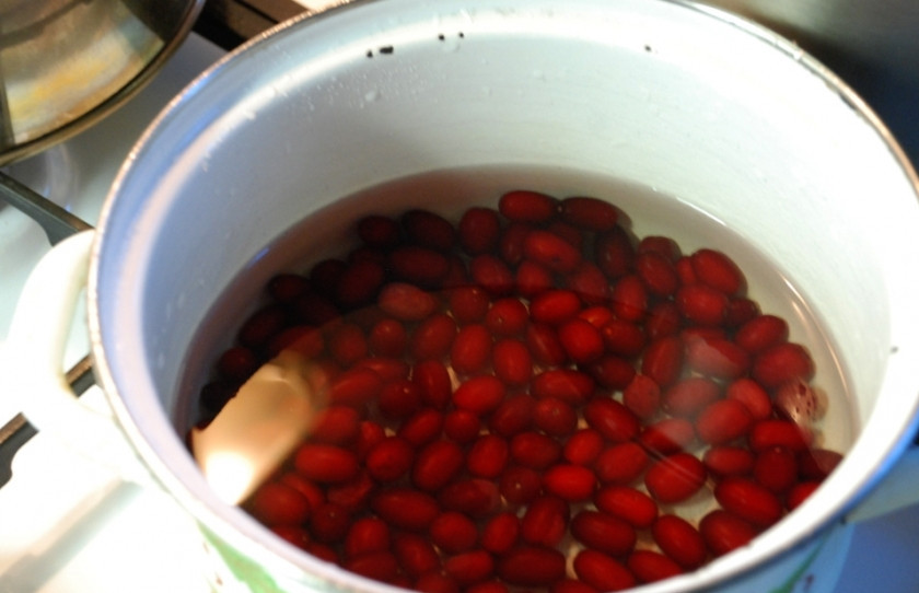 1. Этап. Салат грузинский со свеклой: 2. Кизил мою и перекладываю в кастрюлю, заливаю двумя стаканами воды, накрываю крышкой и отправляю на огонь, после закипания снимаю крышку и варю 20-25 минут.