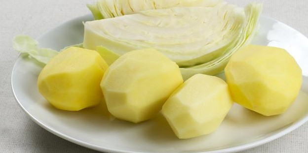 1. Этап. Красный борщ: Промойте и очистите картофель и капусту.