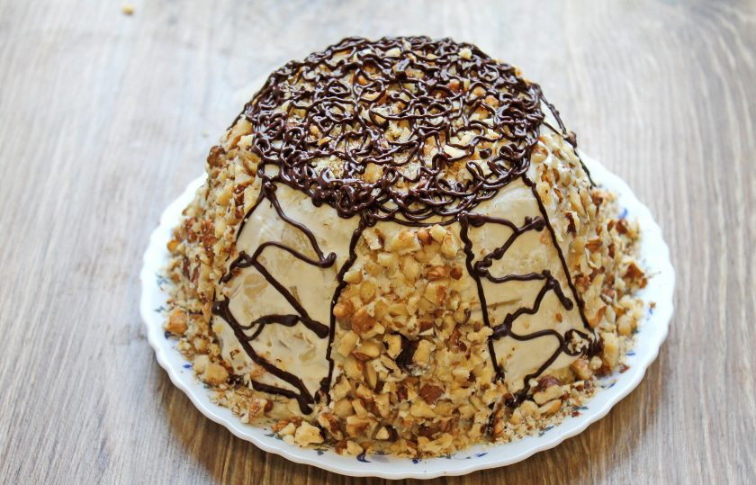 1. Этап. Торт без выпечки из батона: Украсьте торт по вашему усмотрению. Я украсила шоколадом и орехами. Переложите на блюдо и подавайте к столу.