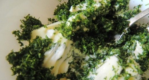 1. Этап. Рецепт чесночного масла сливочного: В блендере измельчите чеснок с укропом. Затем мягкое масло перемешайте с лимонным соком, солью, чесноком и укропом.