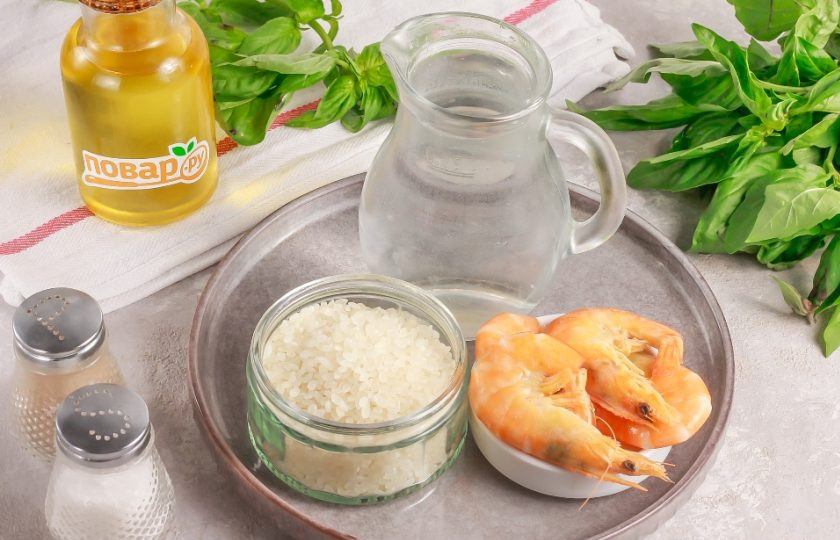 1. Этап. Онигири с креветками: Подготовьте указанные ингредиенты. Креветки заранее разморозьте и отварите примерно 3 минуты.