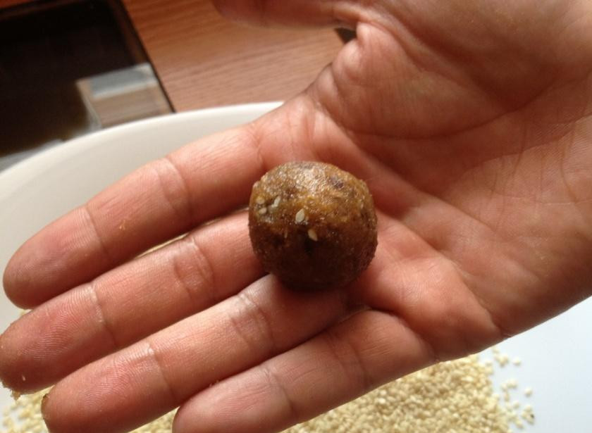 1. Этап. Финиковые шарики: Скатываем шарики из смеси