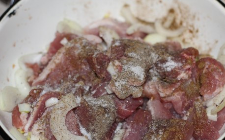 1. Этап. Правильный шашлык из свинины: 2. Добавим лук к мясу и обильно посыпаем специями. Далее - важный момент - мешать нужно очень тщательно, и только руками, чтобы лук отдал сок.