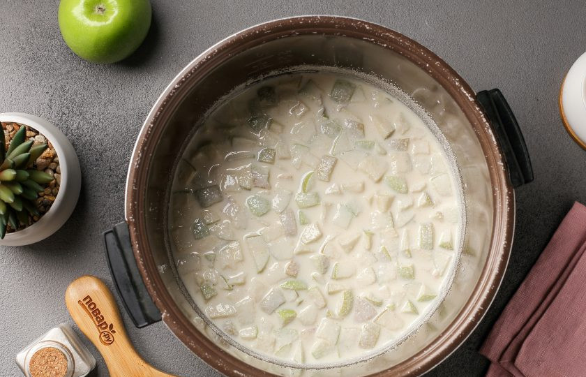 1. Этап. Запеканка с яблоками в мультиварке: Отправьте массу в чашу мультиварки. Установите режим «выпечка» и готовьте до звукового сигнала.