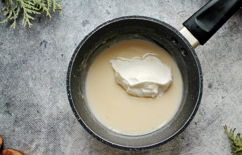 1. Этап. Творог с желатином и печеньем: Набухший желатин распустите на водяной бане и остудите. Добавьте в желатин одну ложку творожной массы и перемешайте.