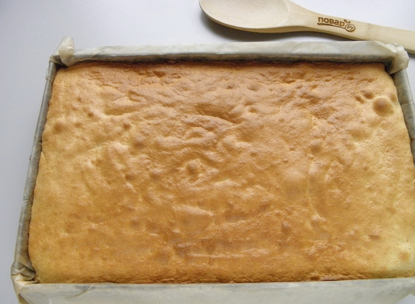 1. Этап. Ленивый медовик: Бисквит для медовика готов! Осторожно с бумагой достаньте его из формы, дайте остыть.