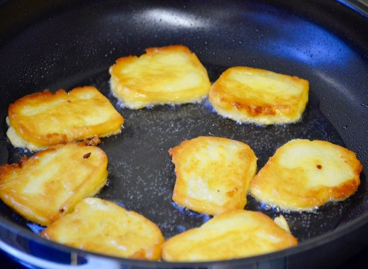 1. Этап. Оладьи из нутовой муки Панелле: 6. Обжарьте нутовые оладьи с обеих сторон в горячем растительном масле до золотистой корочки.