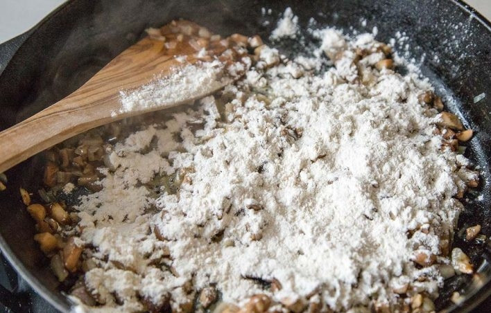 1. Этап. Запеканка из лапши и курицы: 2. В сковороду к луку и грибам добавьте муку, перемешайте и обжарьте до образования густой массы.