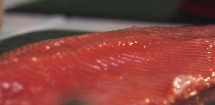 1. Этап. Копчение рыбы в духовке: 6. Другой противень переворачиваем, кладем на него рыбку, кожей вниз и ставим над средним.