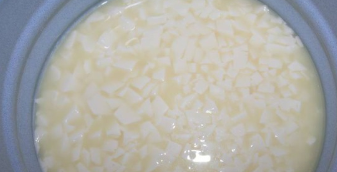 1. Этап. Сыр швейцарский в домашних условиях: В кастрюле прогреваем молоко до 35 градусов, сразу же добавляем фермент. Для большого количества дырок в сыре, рекомендуется добавить пропионовокислые бактерии. Через сорок минут проявится плотны сгусток, который нужно разрезать на мелкие кубики.