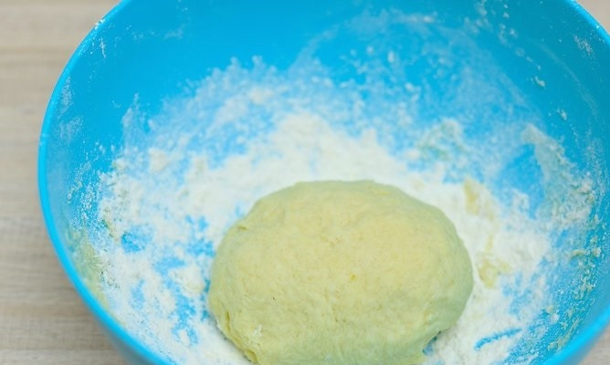 1. Этап. Закрытый фруктовый пирог: 2. В глубокой мисочке разотрите масло с просеянной мукой. Добавьте соль, разрыхлитель, молоко. Замесите мягкое тесто.