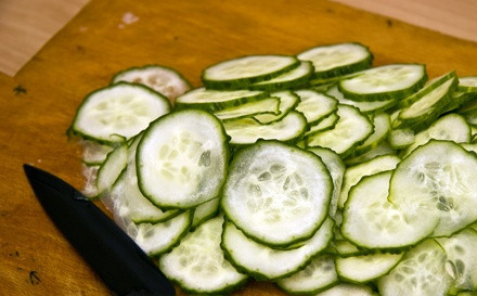 1. Этап. Канапе с килькой: 3. Отварим яйца и остудим их. Огурец нарезаем кружочками по количеству будущих канапе (желательно, конечно, потолще, чем здесь у меня).