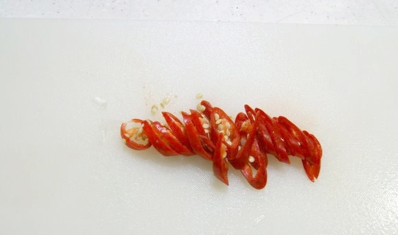 1. Этап. Жареные кальмары: Мелко нарежьте перчик и зелёный лук.