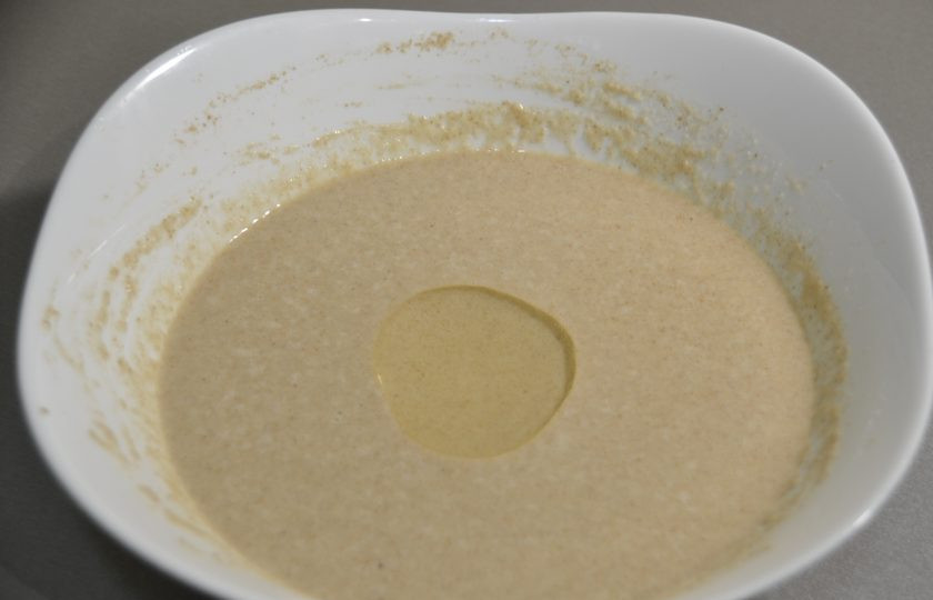 1. Этап. Яичница в блинах: Перед выпечкой блинов влейте в тесто две столовые ложки растительного масла и перемешайте.