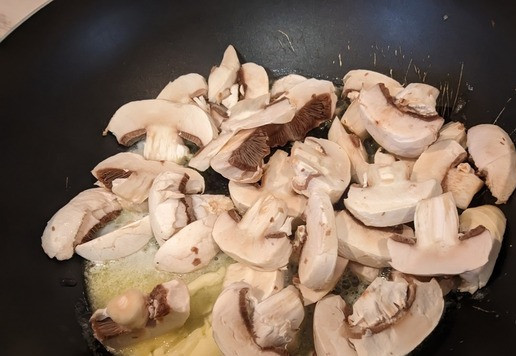 1. Этап. Грибной крем-суп с кинзой: Добавьте грибы