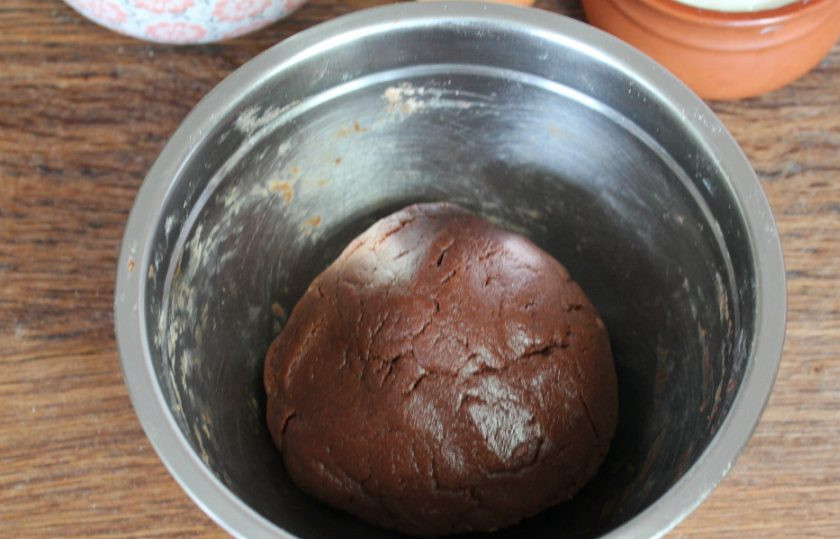 1. Этап. Тертый шоколадный пирог с творогом: Готовое тесто отправляем в холодильник на 30 минут.