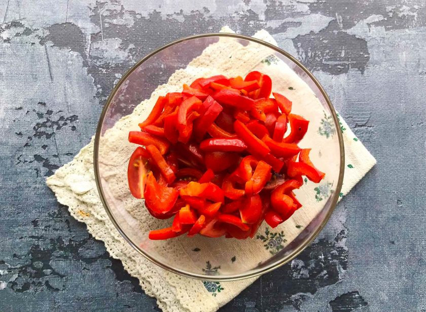 1. Этап. Салат Красное море с креветками и крабовыми палочками: Добавьте обжаренный болгарский перец.