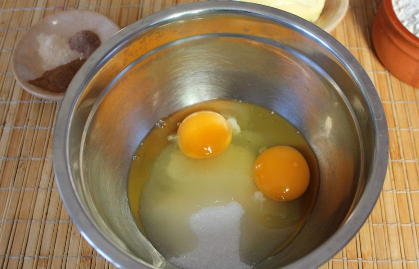 1. Этап. Рождественский кекс с коньяком: Готовим тесто. Яйца взбиваемым с сахаром и солью до пены.