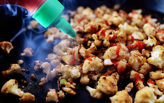 1. Этап. Цветная капуста по-китайски: За полминуты до готовности добавьте острый соус.