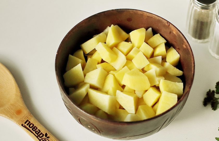 1. Этап. Грибной суп с галушками: Картофель очистите и нарежьте кубиками.