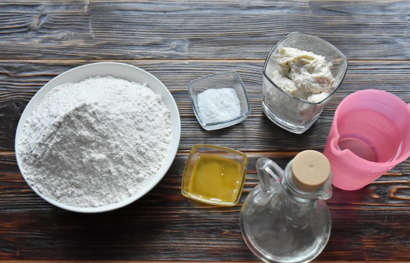 1. Этап. Пицца Том Ям: Для теста смешайте 200 граммов закваски, 425 граммов пшеничной муки, 11 граммов соли, 265 мл. теплой воды, 25 граммов меда и 25 мл. растительного масла. Подробный рецепт теста на закваске для пиццы можно найти на нашем сайте.