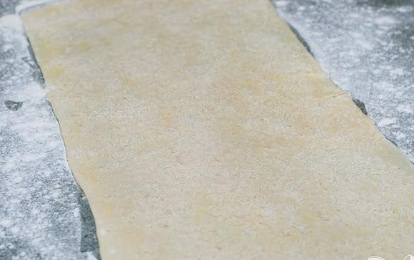 1. Этап. Палочки с корицей: 2. Высыпать половину используемой начинки на один лист теста, а оставшуюся начинку – на другой лист.