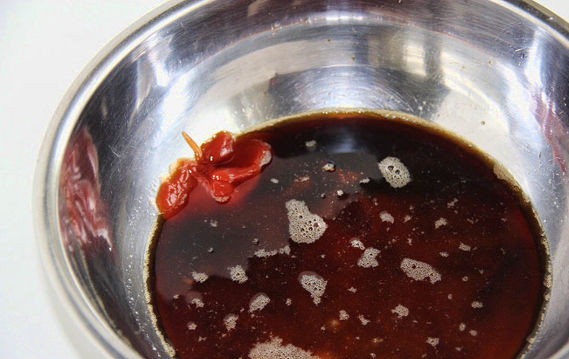 1. Этап. Мясо под ананасами в духовке: Смешать соевый соус, сахар, кетчуп, уксус.