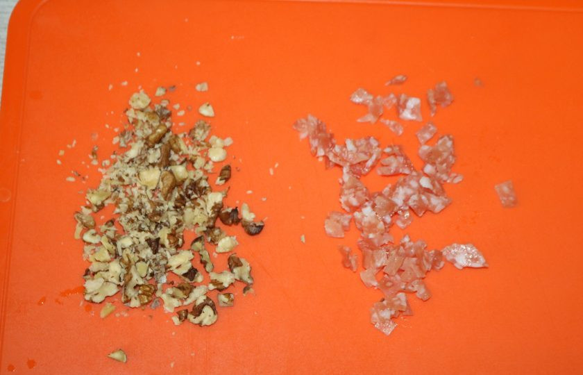 1. Этап. Чернослив фаршированный грецкими орехами: Салями мелко нарежьте. Грецкий орех порубите на небольшие кусочки.