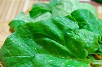 1. Этап. Томатный суп с мидиями: Моем шпинат и мелко крошим.