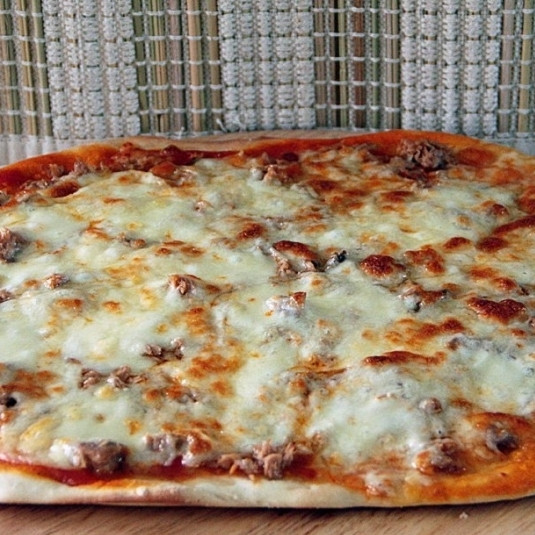 1. Этап. Пицца с тунцом: Поставьте пиццу в разогретую до 240 градусов духовку и выпекайте 7-8 минут. Используйте обдув, если такая функция доступна в вашей духовке. Пицца готова! приятного аппетита!