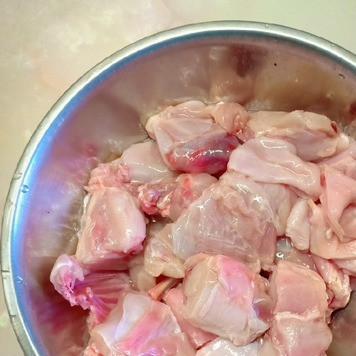 1. Этап. Кролик под соусом, запечённый в пакете: Мясо кролика помыть и порезать на порционные куски.