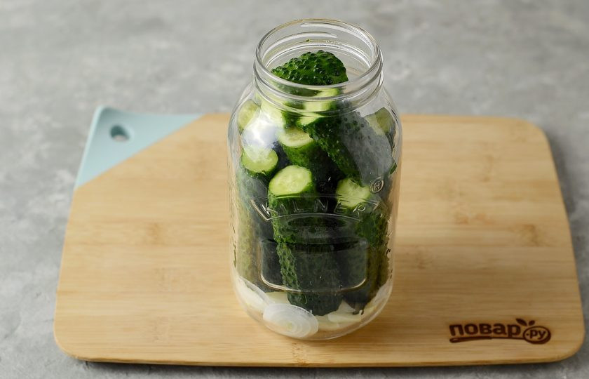 1. Этап. Огурцы в банку на зиму: У огурцов отрежьте кончики, затем плотно выложите их в банку.