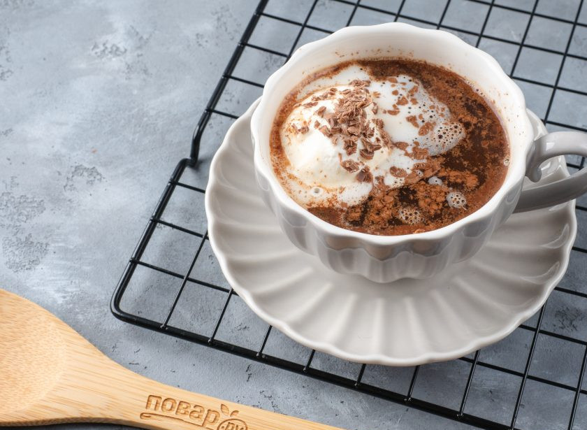 1. Этап. Кофе с пломбиром: Сверху положите слегка подтаявшее мороженое и посыпьте оставшимся шоколадом!