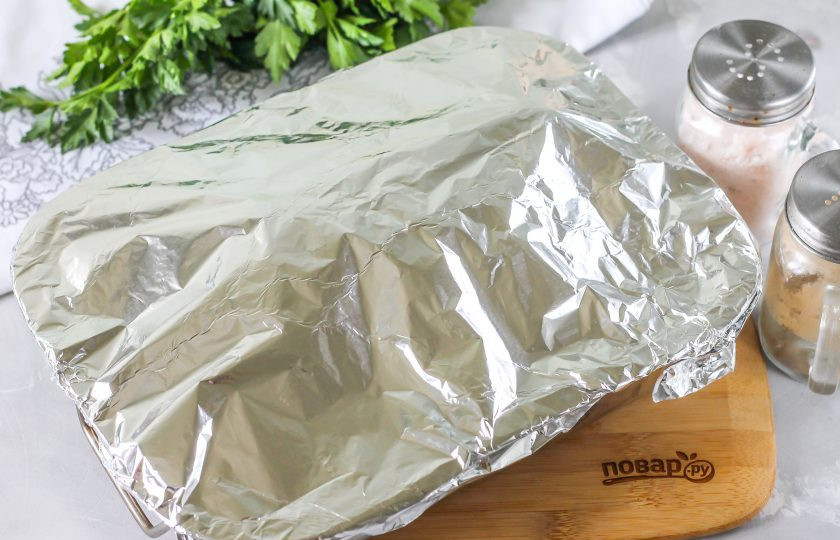 1. Этап. Айсбайн: Накройте противень сверху фольгой и тщательно ее запечатайте. Разогрейте духовку до 200 градусов и поместите в нее противень с рулькой на 1,5-2 часа.