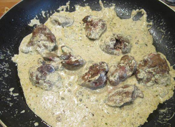 1. Этап. Печень под соусом: 3. Добавим мускатный орех, соль и другие специи на ваш вкус. Тушим до полной готовности печени.