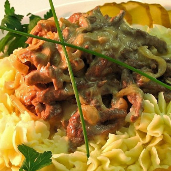 Бефстроганов с огурцами