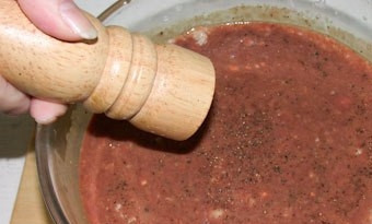 1. Этап. Паштет из куриной печени в духовке: Затем в полученную массу добавьте соль, мускатный орех, коньяк и перец. Перемешайте.