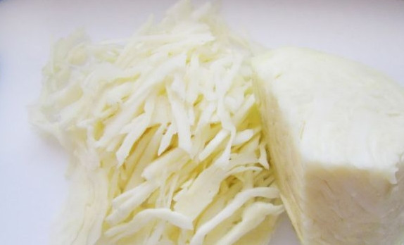 1. Этап. Борщ на свиных ребрышках: 10. Завершающим этапом будет нашинковать капусту.