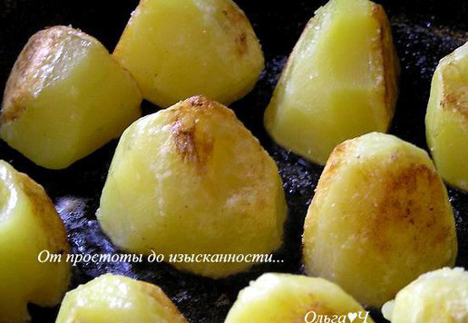 1. Этап. Картофель в томатно-соевом соусе: Затем обжарьте на растительном масле со всех сторон.