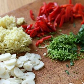 1. Этап. Свиные отбивные в сумасшедшем маринаде: 1. В первую очередь займемся приготовлением маринада. Снимаем цедру с лаймов, мелко нарезаем петрушку, тоненькими пластинками нарезаем чеснок. На терке натираем имбирь, следим за тем, чтобы волокна не попадались. На две половины, вдоль, разрезаем перец чили, семена удаляем, и полосками нарезаем поперек. Для остроты, семена чили можно оставить в маринаде.