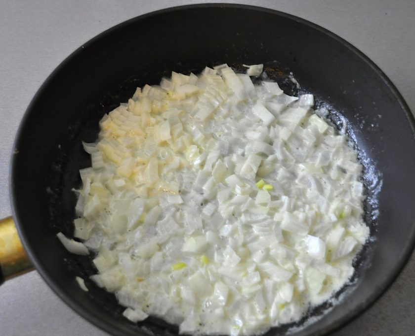 1. Этап. Пирог с зубаткой: Мелко нарежьте лук и потомите до полуготовности с добавлением столовой ложки жирных сливок или сливочного масла, немного посолите.