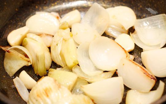 1. Этап. Морковный суп-пюре: Параллельно этому в сковороде разогреваем немножко сливочного масла и на медленном огне тушим в нем чеснок, лук и фенхель.