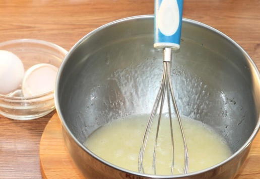 1. Этап. Сырные булочки с добавлением кабачка: 4. Вбиваем в миску 2 куриных яйца. Добавляем сахар (1 ст. л.) и вливаем растительное масло (100 мл), взбиваем венчиком до бела.