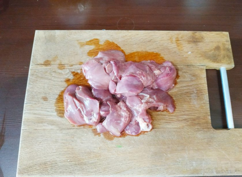 1. Этап. Печеночный кекс: Для начала нужно подготовить печенку. Помойте ее и мелко нарежьте.