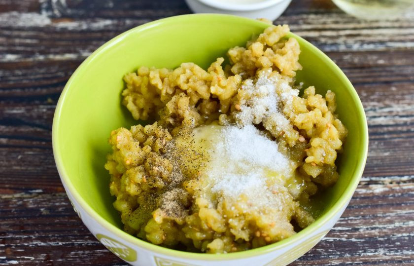 1. Этап. Суфле из баклажанов: Добавьте черный молотый перец и соль.