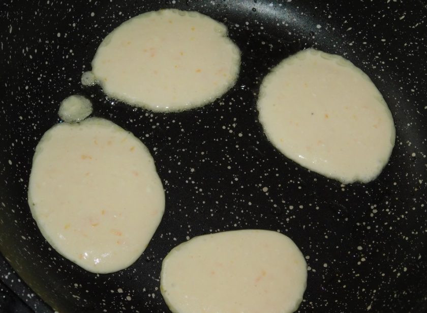 1. Этап. Оладьи на снежке: Ложкой наливайте немного теста на горячую сковороду. Обжаривайте с двух сторон. Оладьи подходят прямо на глазах!