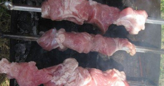 1. Этап. Шашлык из свинины на кефире: По истечении времени необходимо достать мясо из маринада, по желанию промываем, нанизываем на шампура и обжариваем на мангале.